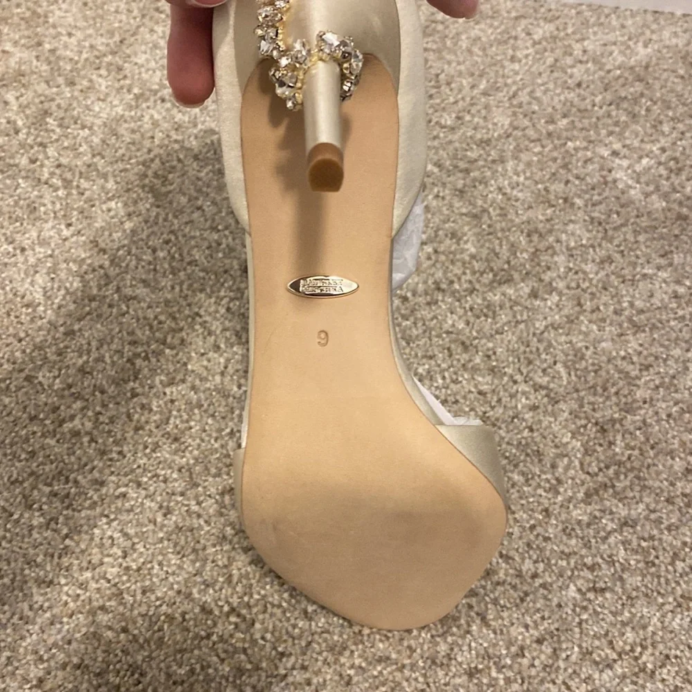 NIB stunning Badgley Mischka Vienna ivory satin shoes. Size 9. - Picture 11 of 15